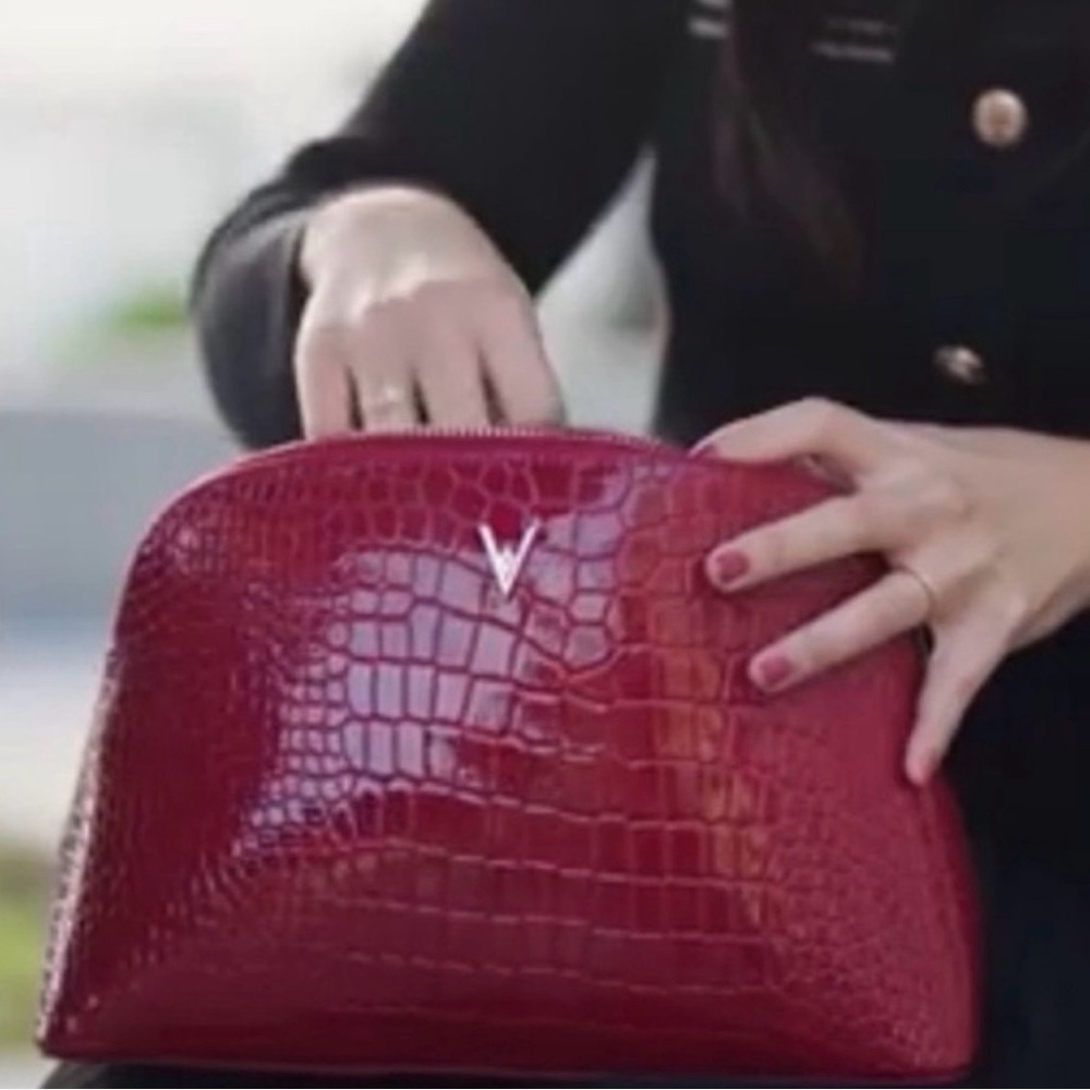 Vanessa Williams Elegant Red Crocodile-Embossed Women's Cosmetic bag